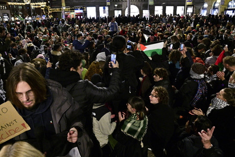 Para pengunjuk rasa berkumpul dalam sebuah demonstrasi pro-Palestina yang tidak sah di Dam Square di Amsterdam, Belanda, Rabu (13/11/2024) waktu setempat. Foto: NICK GAMMON/AFP