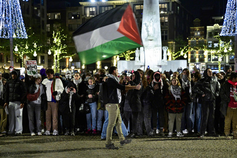Seorang pengunjuk rasa mengibarkan bendera Palestina dalam sebuah demonstrasi pro-Palestina yang tidak sah di Dam Square di Amsterdam, Belanda, Rabu (13/11/2024) waktu setempat. Foto: NICK GAMMON/AFP