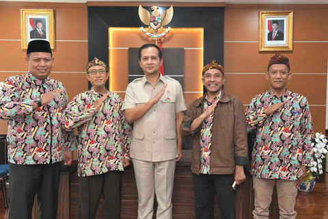 Menteri Transmigrasi M. Iftitah Sulaiman menerima kedatangan Ketua Umum PATRI dan jajaran pimpinan lainnya di kantor Kementerian di Kalibata, Jakarta Selatan, Rabu (13/11/24). Foto: Dok. Istimewa 