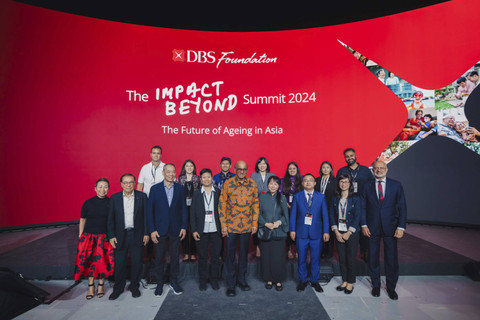 Para penerima penghargaan dari Indonesia, Waste4Change dan Du Anyam (dua dari kiri atas), berfoto bersama Presiden Singapura Tharman Shanmugaratnam di DBS Foundation Impact Beyond Summit 2024, Senin (11/11/2024). Foto: Dok. DBS Foundation