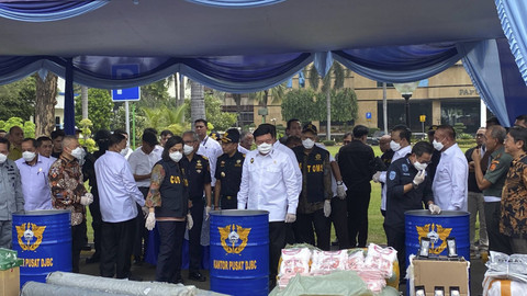 Kemenko Polkam Budi Gunawan bersama Menkeu Sri Mulyani mengamati barang bukti hasil penyelundupan di Kantor Pusat Bea Cukai, Jakarta pada Kamis (14/11/2024). Foto: Abid Raihan/kumparan