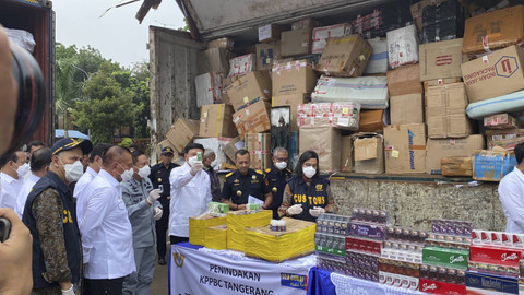 Kemenko Polkam Budi Gunawan bersama Menkeu Sri Mulyani menunjukan barang bukti hasil penyelundupan berupa rokok di Kantor Pusat Bea Cukai, Jakarta pada Kamis (14/11/2024). Foto: Abid Raihan/kumparan