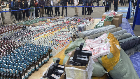 Pemusnahan barang bukti hasil penyelundupan oleh Kemenko Polkam Budi Gunawan bersama Menkeu Sri Mulyani di Kantor Pusat Bea Cukai, Jakarta pada Kamis (14/11/2024). Foto: Abid Raihan/kumparan