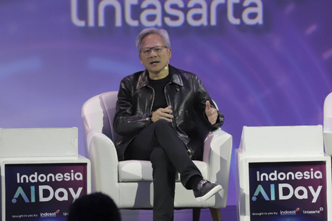 CEO NVIDIA Jensen Huang menyampaikan pemaparan dalam acara diskusi pada Indonesia AI Day di Jakarta, Kamis (14/11/2024). Foto: Jamal Ramadhan/kumparan