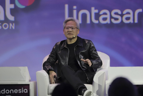 CEO NVIDIA Jensen Huang menyampaikan pemaparan dalam acara diskusi pada Indonesia AI Day di Jakarta, Kamis (14/11/2024). Foto: Jamal Ramadhan/kumparan