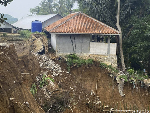 Kondisi Pondok Pesantren (Ponpes) Darussyifa Al-Fithroh Yaspida usai terjadi longsor saat malam hari di Kecamatan Kadudampit, Kabupaten Sukabumi, Kamis (14/11/2024). Foto: Dok. Sukabumi Update