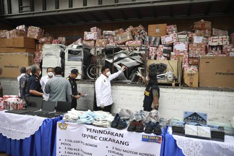 Kemenko Polkam Budi Gunawan bersama Menkeu Sri Mulyani menunjukkan barang sitaan yang akan dimusnahkan di kantor pusat Bea dan Cukai, Jakarta, Kamis (14/11/2024). Foto: Aditia Noviansyah/kumparan