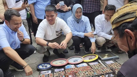 Jokowi dan Kaesang blusukan bersama paslon 02 ke Pasar Klitikan Solo, Jawa Tengah, Kamis (14/11/2024). Foto: kumparan