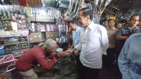 Jokowi dan Kaesang blusukan bersama paslon 02 ke Pasar Klitikan Solo, Jawa Tengah, Kamis (14/11/2024). Foto: kumparan