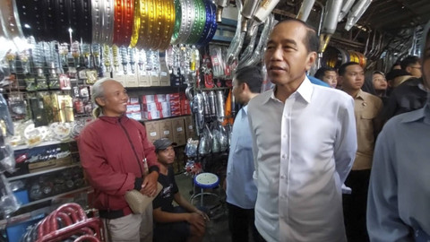 Jokowi dan Kaesang blusukan bersama paslon 02 ke Pasar Klitikan Solo, Jawa Tengah, Kamis (14/11/2024). Foto: kumparan