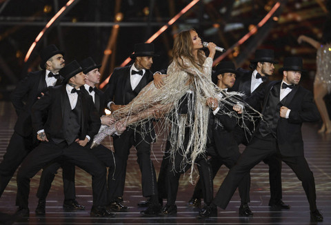 Aktor sekaligus musisi Jennifer Lopez membawakan lagunya pada peragaan busana 'The 1001 Season of ELIE SAAB' yang merayakan 45 tahun karier perancang busana Saab sebagai bagian dari Riyadh Season 2024 di Riyadh, Arab Saudi, Rabu (13/11/2024). Foto: Hamad I Mohammed/REUTERS