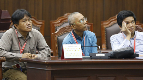 Para Pemohon mendengarkan sidang Pengucapan Putusan perkara pengujian Undang-Undang tentang Pemilihan Gubernur, Bupati, dan Walikota (UU Pemilihan Kepala Daerah/Pilkada) serta UU tentang Provinsi Daerah Khusus Jakarta (DKJ), Kamis (14/11/2024). Foto: Dok. MKRI