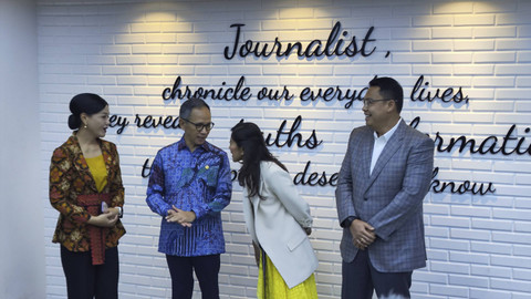 Menteri Komunikasi dan Digital Meutya Hafid (kedua kanan) berbincang dengan Ketua Dewan Komisioner Otoritas Jasa Keuangan (OJK) Mahendra Siregar (kedua kiri) sebelum menyampaikan keterangan pers di Kantor Kemenkomdigi, Jakarta, Kamis (14/11/2024). Foto: Jonathan Devin/kumparan