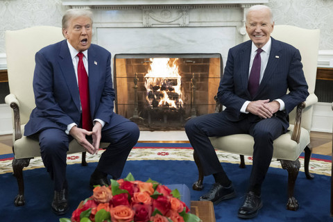 Presiden AS 2021-2025 Joe Biden berbincang dengan Presiden terpilih AS periode 2025-2029 saat melakukan pertemuan di Gedung Putih, Washington DC, Amerika Serikat, Rabu (13/11/2024). Foto:  SAUL LOEB/AFP