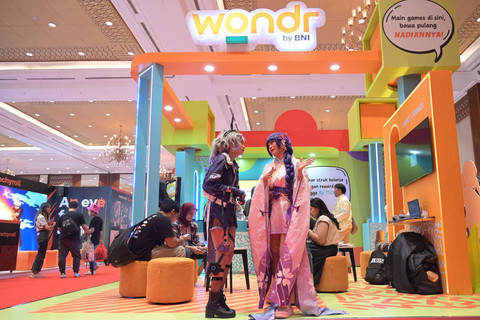 Keseruan para cosplayer saat berada di booth wondr by BNI pada acara wondrful Indonesia ComicCon 2024 di Jakarta Convention Center, Jakarta. Foto: Dok. BNI