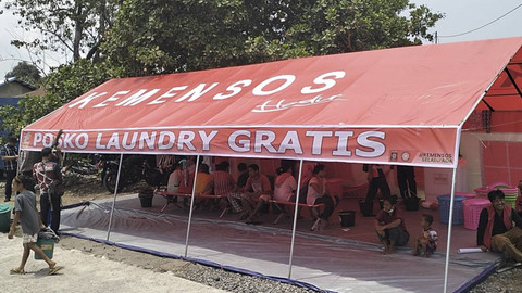 Kemensos mendirikan pos layanan kesehatan dan sekolah darurat, hingga menyerahkan sejumlah bantuan di pengungsian erupsi Gunung Lewotobi Laki-Laki di NTT. Foto: Dok. Kemensos