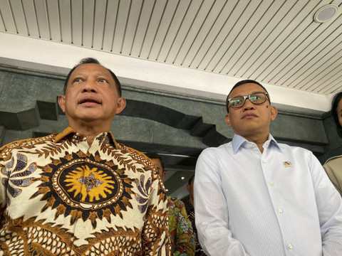 Menteri Dalam Negeri Tito Karnavian bersama Menteri Perlindungan Pekerja Migran Indonesia Abdul Kadir Karding di kantor Kemendagri, Jakarta pada Kamis (14/11/2024). Foto: Abid Raihan/kumparan