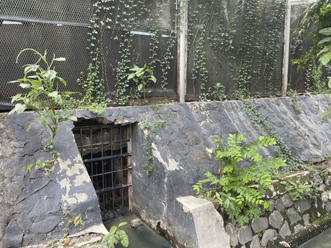 Suasana lokasi sekitar gorong-gorong tempat kaburnya 7 tahanan Rutan Salemba Jakarta Pusat, Kamis (14/11/2024). Foto: Fadhil Pramudya/kumparan