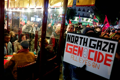Warga menghadiri demonstrasi untuk mendukung warga Palestina, menjelang pertandingan sepak bola UEFA Nations League antara Prancis melawan Israel di Paris, Prancis, Rabu (13/11/2024). Foto: Gonzalo Fuentes/REUTERS 