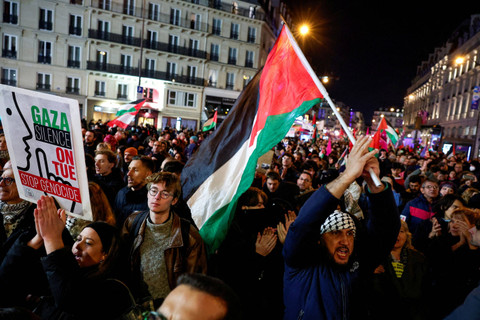 Warga menghadiri demonstrasi untuk mendukung warga Palestina, menjelang pertandingan sepak bola UEFA Nations League antara Prancis melawan Israel di Paris, Prancis, Rabu (13/11/2024). Foto: Gonzalo Fuentes/REUTERS 