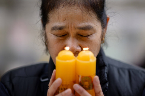Para orang tua berdoa saat sejumlah siswa mengikuti Ujian Kemampuan Skolastik Perguruan Tinggi tahunan (Suneung) di Seoul, Korea Selatan, Kamis (14/11/2024). Foto: ANTHONY WALLACE / AFP