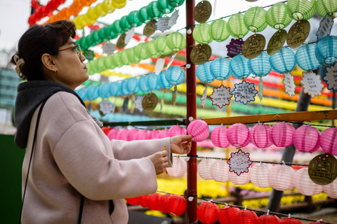 Para orang tua berdoa saat sejumlah siswa mengikuti Ujian Kemampuan Skolastik Perguruan Tinggi tahunan (Suneung) di Seoul, Korea Selatan, Kamis (14/11/2024). Foto: ANTHONY WALLACE / AFP