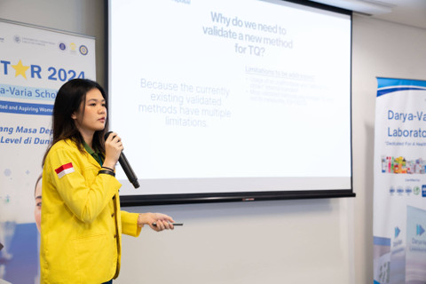 Salah satu peserta D-STAR 2024 saat mempresentasikan konsep penelitiannya di bidang STEM. Foto: Darya-Varia