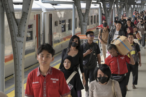 Sejumlah penumpang kereta api berjalan keluar setibanya di Stasiun Pasar Senen, Jakarta, Kamis (14/11/2024). Foto: Fauzan/ANTARA FOTO