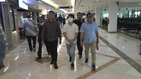 Ivan Sugiamto, pria di Surabaya yang memaksa siswa SMAK Gloria 2 Surabaya, EN, untuk meminta maaf dengan bersujud dan menggonggong, saat ditangkap di Bandara Juanda, Kamis (14/11/2024).  Foto: dok. Polda Jatim
