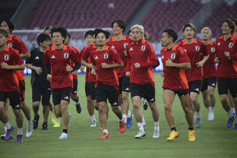 Sejumlah pemain Timnas Jepang berlari saat menjalani sesi latihan resmi di Stadion Utama Gelora Bung Karno, Senayan, Jakarta, Kamis (14/11/2024). Foto: Aditia Noviansyah/kumparan