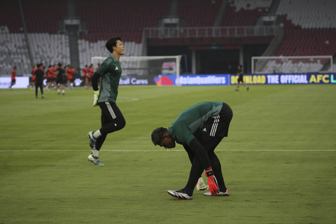 Dua penjaga gawang Timnas Jepang melakukan pemanasan saat menjalani sesi latihan resmi di Stadion Utama Gelora Bung Karno, Senayan, Jakarta, Kamis (14/11/2024). Foto: Aditia Noviansyah/kumparan