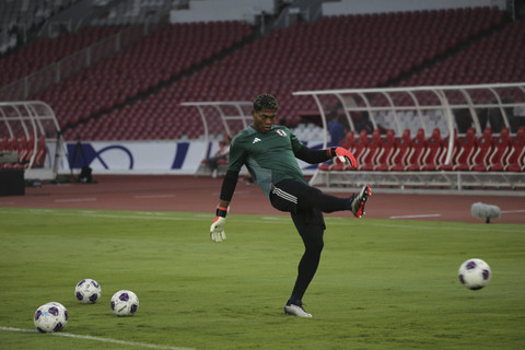 Penjaga Gawang Timnas Jepang Zion Suzuki melakukan pemanasan saat menjalani sesi latihan resmi di Stadion Utama Gelora Bung Karno, Senayan, Jakarta, Kamis (14/11/2024). Foto: Aditia Noviansyah/kumparan