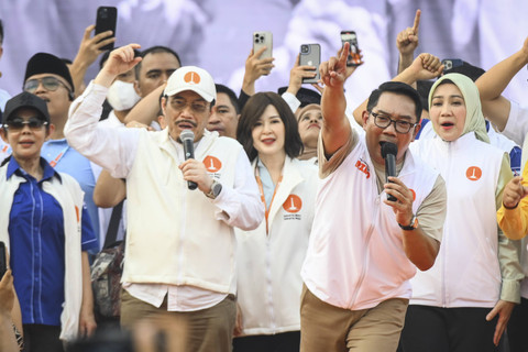 Pasangan Calon Gubernur-Wakil Gubernur DKI Jakarta nomor urut 1 Ridwan Kamil (kanan) dan Suswono (kiri) menyampaikan orasi politik saat Kampanye Akbar di Cengkareng, Jakarta, Kamis (14/11/2024). Foto: Sulthony Hasanuddin/ANTARA FOTO 