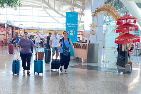 Sejumlah penumpang di Bandara Internasional I Gusti Ngurah Rai, Bali, Jumat (15/11/2024). Foto: Humas Bandara Ngurah Rai 