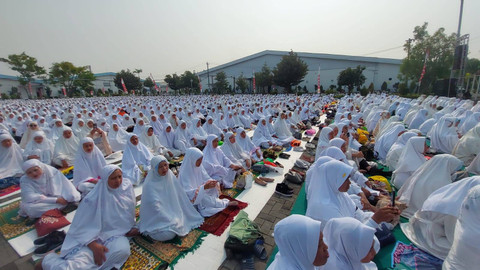 Karyawan menghadiri Istighosah Akbar di Lapangan Sandang Sejahtera kompleks pabrik PT Sritex, Jumat (15/11/2024). Foto: kumparan