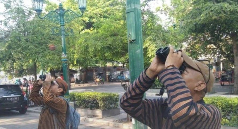 Petugas BKSDA Yogya saat melakukan pengamatan burung di kawasan Sumbu Filosofi Yogya. Foto: Dok. BKSDA Yogya