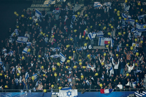 Penggemar Israel menghadiri pertandingan Prancis melawan Israel pada laga lanjutan UEFA Nations League di Stade de France, Saint-Denis, Prancis, Kamis (14/11/2024). Foto: Gonzalo Fuentes/REUTERS 