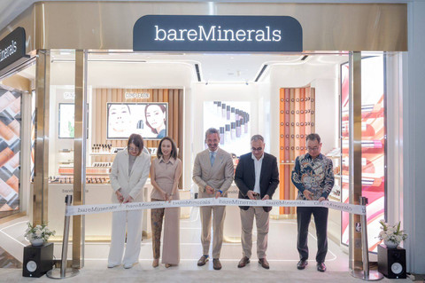 Chief Revenue Officer Orveon Global, Marco Ficarelli (tengah) saat pembukaan butik pertama bareMinerals di Indonesia di Plaza Senayan, Jakarta Pusat. Foto: bareMinerals
