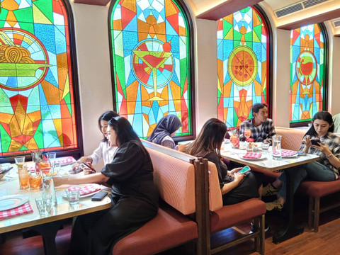 Unik, Resto di Surabaya Suguhkan Nuansa Chapel Italia dengan View Lapangan Golf