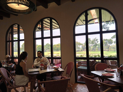 Unik, Resto di Surabaya Suguhkan Nuansa Chapel Italia dengan View Lapangan Golf (1)