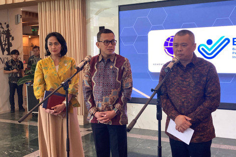 Menteri Perhubungan Dedy Purwagandhi, Menteri Perlindungan Perkerja Migran Indonesia Abdul Kadir Kading, dan Wakil Menteri Perlindungan Pekerja Migran Indonesia Christina Aryani di Kementerian Perhubungan, Jum'at (15/11/2024). Foto: Alya Zahra/kumparan 