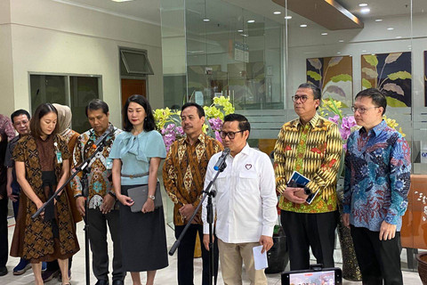 Menko PM Muhaimin Iskandar dan Kepala divisi psikiatri RSCM sekaligus psikiater dan peneliti Dr. Kritiana Siste usai menengok pasien korban judi online di RSCM, Jakarta  pada Jumat (15/11/2024). Foto: Abid Raihan/kumparan