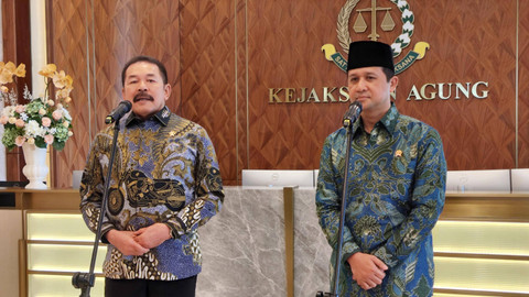 Jaksa Agung ST Burhanuddin dan Menteri Transmigrasi Iftitah Sulaiman di Kantor Kejaksaan Agung RI, Jumat (15/11/2024). Foto: Jonathan Devin/kumparan