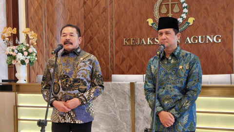 Jaksa Agung ST Burhanuddin dan Menteri Transmigrasi Iftitah Sulaiman di Kantor Kejaksaan Agung RI, Jumat (15/11/2024). Foto: Jonathan Devin/kumparan
