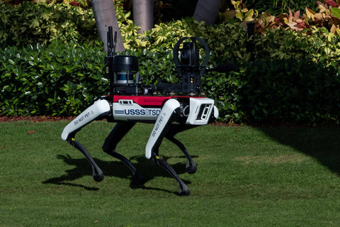 Anjing robot Secret Service berpatroli di kediaman Presiden terpilih AS Donald Trump di Mar-a-Lago di Palm Beach, Florida, Amerika Serikat, Selasa (12/11/2024). Foto: Carlos Barria/REUTERS 