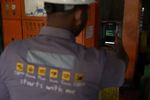 Petugas pabrik minyak kelapa sawit Asian Agri sedang memindai kode untuk input data. Foto: Faiz Zulfikar/kumparan