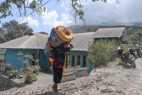 Warga mengevakuasi harta benda mereka dari rumahnya yang terdampak erupsi Gunung Lewotobi Laki-laki di Desa Klatanlo, Wulanggitang, Kabupaten Flores Timur, NTT, Jumat (15/11/2024). Foto: Aditya Pradana Putra/ANTARA FOTO