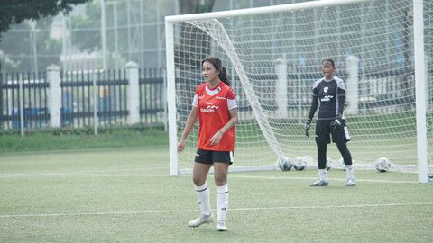 Shafira Ika dan Timnas Wanita Indonesia latihan di Jakarta, Jumat (15/11) jelang ASEAN Women's Cup 2024 di Laos. Foto: Andi Fajar/kumparan