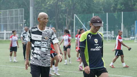 Pelatih Satoru Mochizuki dan asisten Takumi Taniguchi latihan bersama Timnas Wanita Indonesia di Jakarta, Jumat (15/11) jelang ASEAN Women's Cup 2024 di Laos. Foto: Andi Fajar/kumparan
