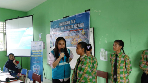 Sosialisasi Manfaat dan Bahaya Listrik di SMP Negeri 28 Pontianak yang diselenggarakan oleh PLN UPT Pontianak pada Selasa, 14 November 2024. Foto: Alycia Tracy Nabila/Hi!Pontianak